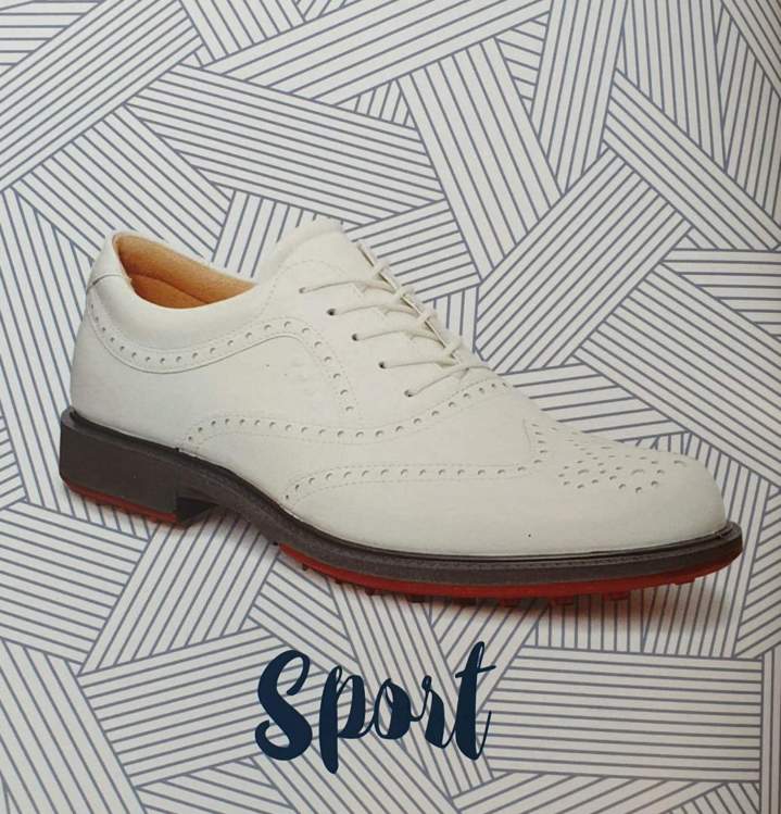 Conception de chaussures orthopédiques sur mesure alliant correction et esthétique.